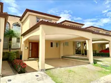 Foto 1 de Casa remodelada en Condominio Rincón de la Quebrada