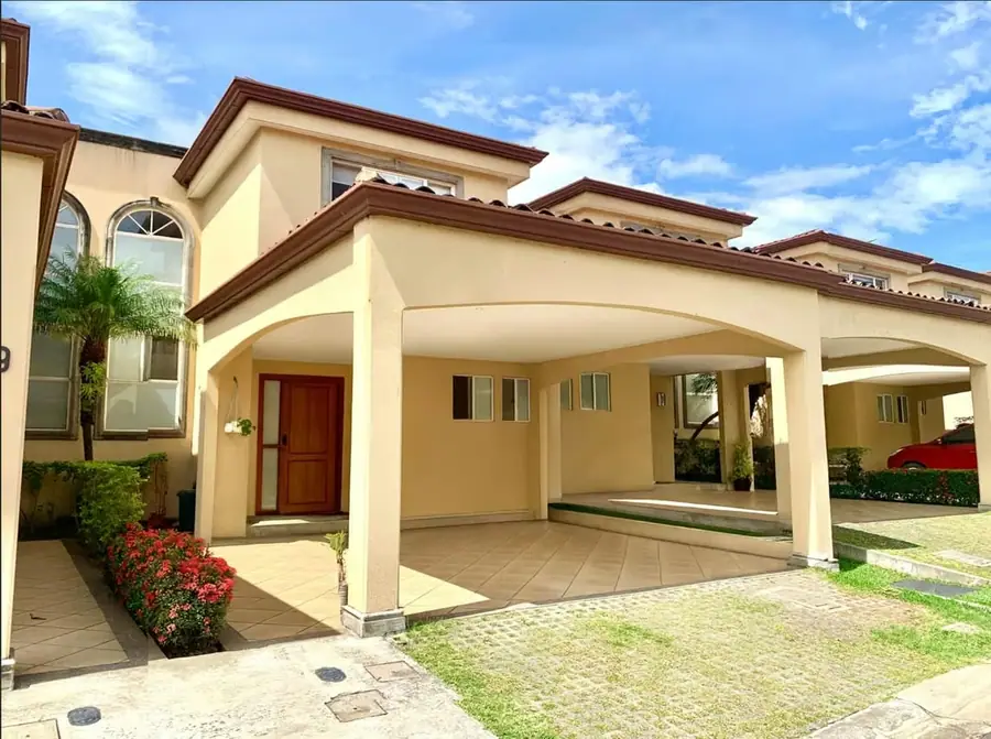 Casa remodelada en Condominio Rincón de la Quebrada